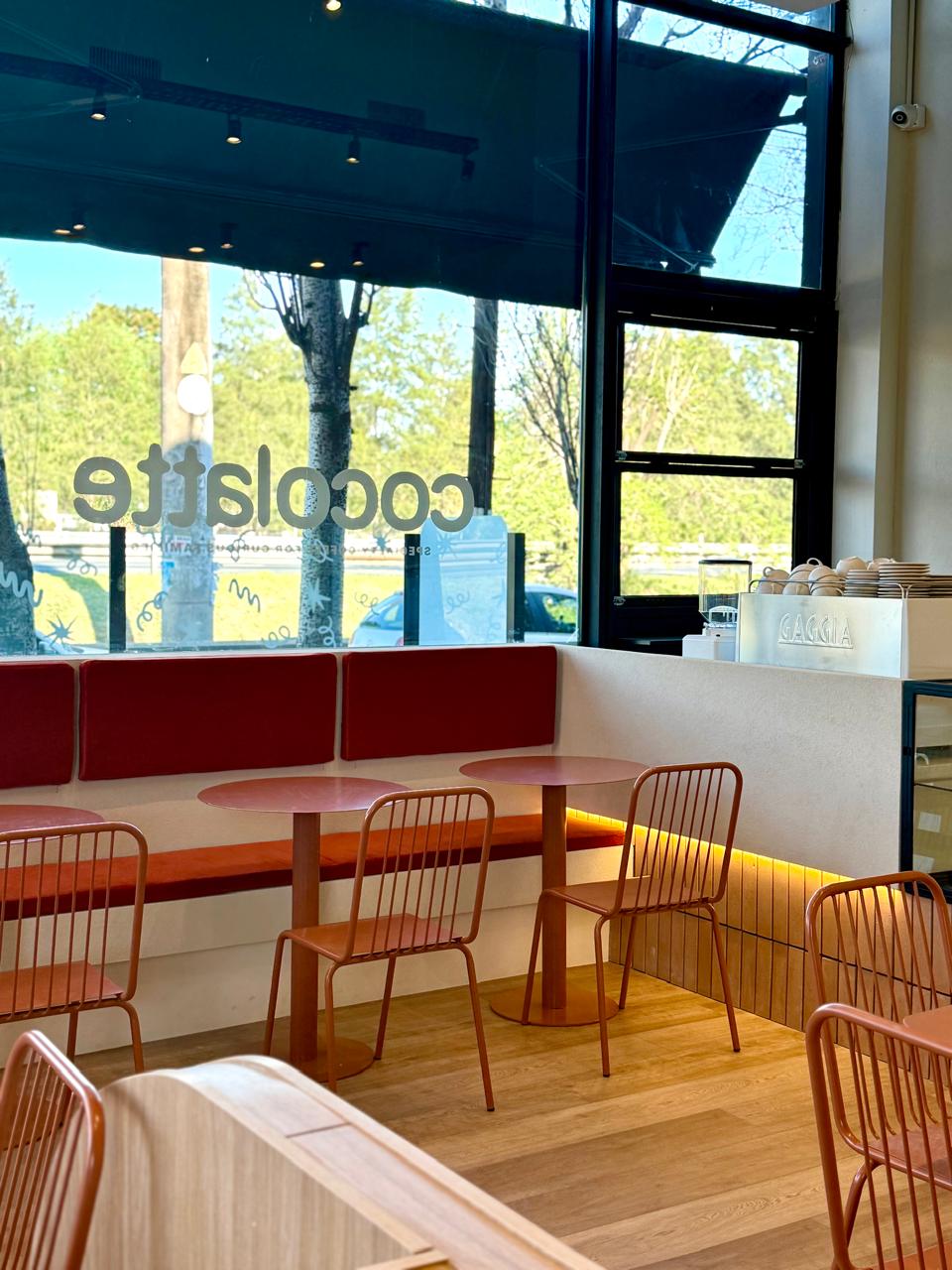Barra de café de especialidad de Cocolatte junto al ventanal